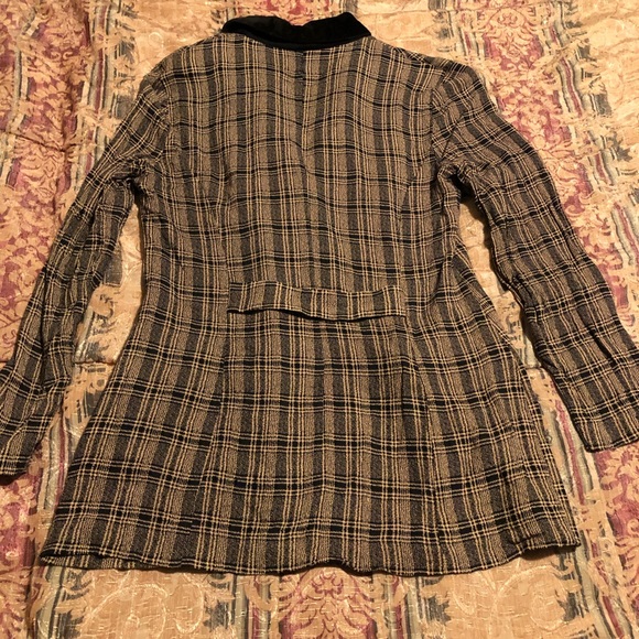Beige blazer with black plaid stripe pattern and velvet collar - Picture 4 of 6